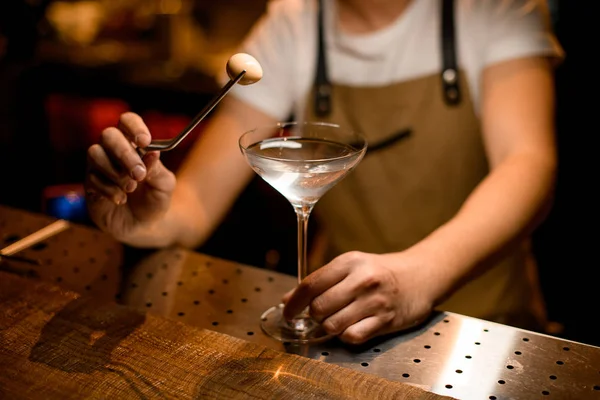 Barman décore cocktail avec oeuf de caille dans les pinces — Photo