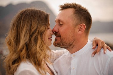 Erkek damat ve dişi gelin sahilde kapanış yapıyor.