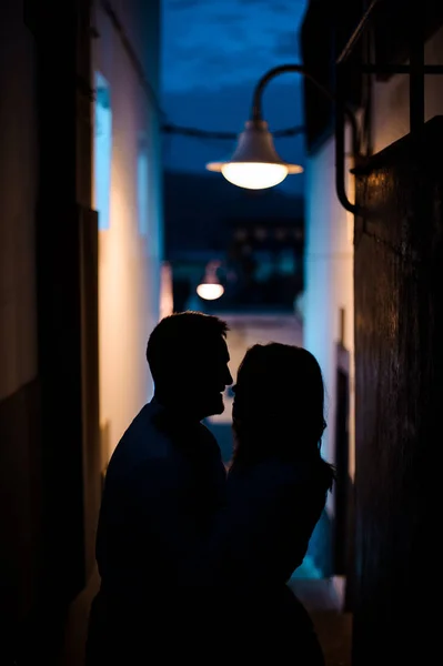 Jovem casal romântico olhando para a rua lateral sob a lanterna — Fotografia de Stock