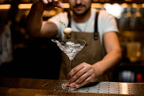 Професійний чоловічий бармен додає білий м'яч на шампурі до коктейлю в склянці — стокове фото