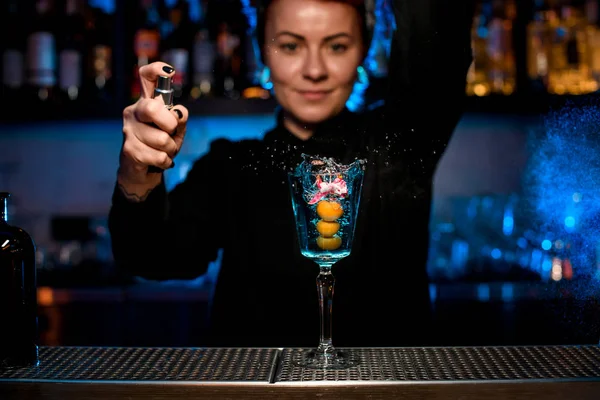 Bartender faz bebida alcoólica usando pulverizador de bar — Fotografia de Stock