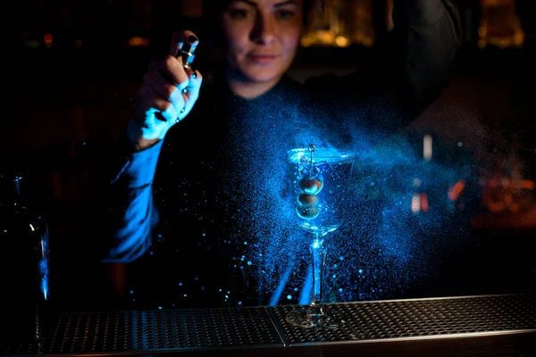 Cantinero hace cóctel de alcohol usando el pulverizador de bar —  Fotos de Stock