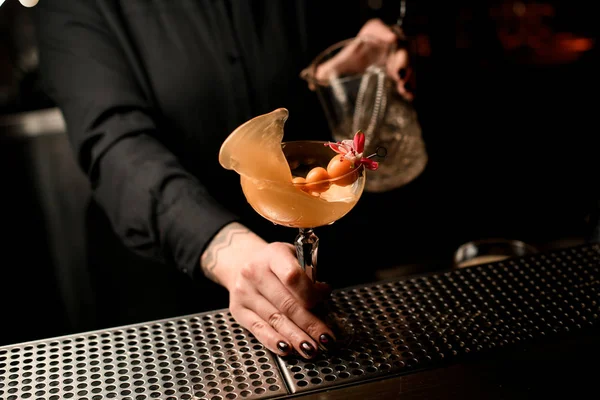 Zbliżenie rozpryskiwania koktajlu alkoholowego w ręce barmanów — Zdjęcie stockowe