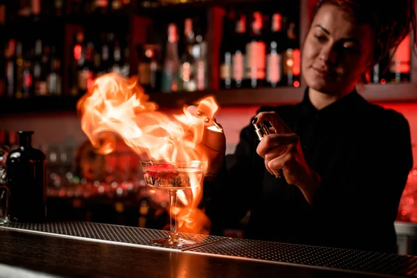 Barkeeper feuert Cocktail ab und setzt Sprayer ein — Stockfoto