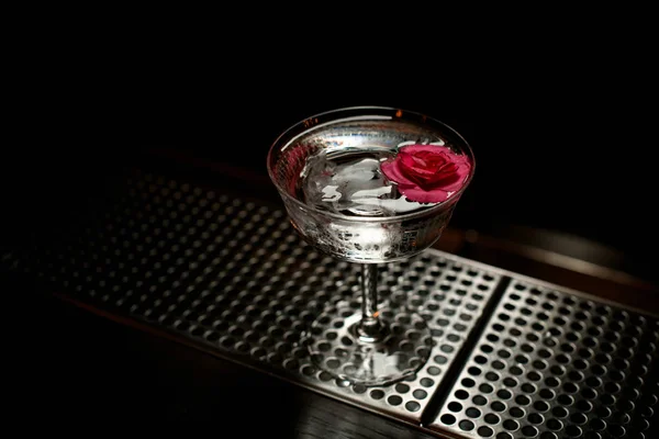 Bebida alcohólica decorada con una flor rosa — Foto de Stock