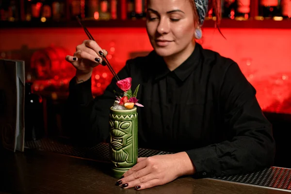 Barman decorando um coquetel de álcool com flores — Fotografia de Stock