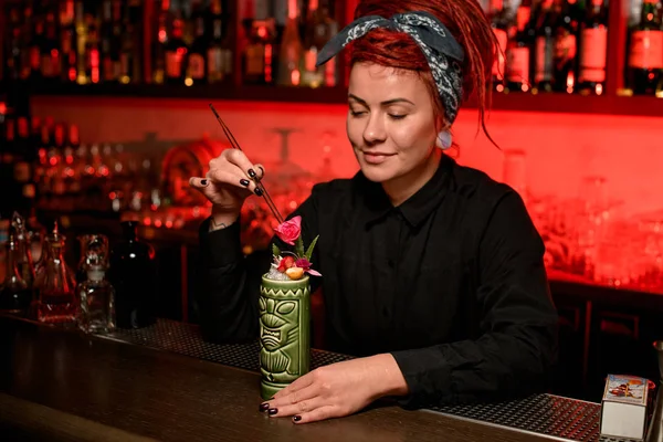 Barman decorando uma bebida alcoólica com flores — Fotografia de Stock