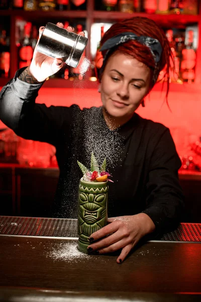 Bartender preparar coquetel de álcool com saleiro — Fotografia de Stock