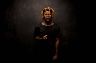 Afro-Amerikalı adam yüzüyle acıyı resmediyor.