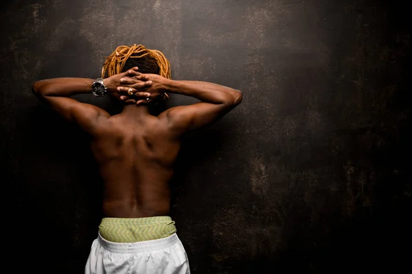 Αφρο-αμερικάνος στέκεται με τα χέρια πίσω από το κεφάλι του — Φωτογραφία Αρχείου