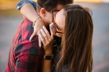 Mutlu çift sonbahar parkta sarılma