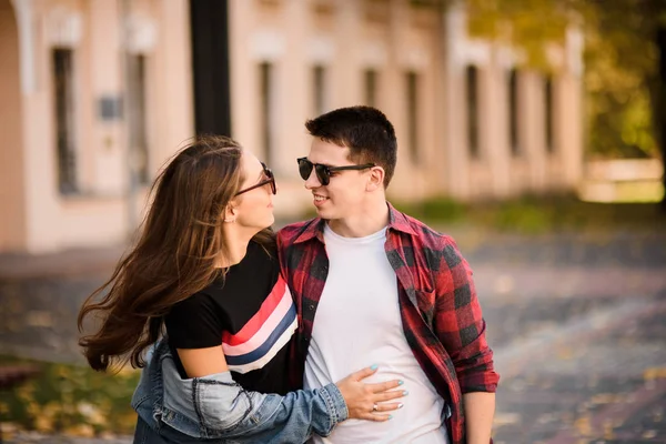 Casal romântico em pé no parque de outono abraçando olhando um para o outro olhos — Fotografia de Stock