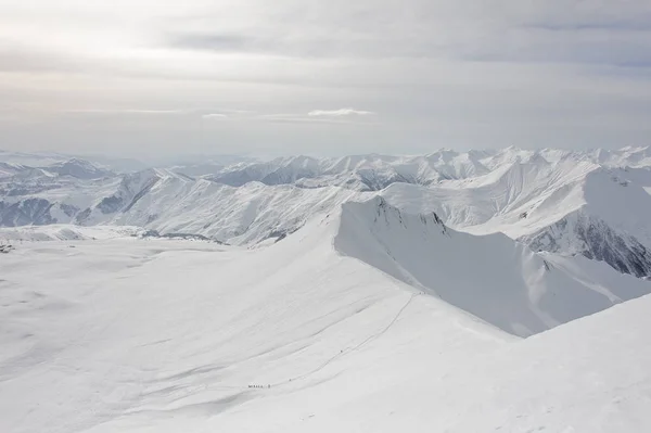 Uitzicht vanaf de besneeuwde hoge bergtop — Stockfoto