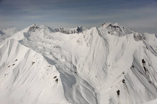 俯瞰雪地的高山山顶 — 图库照片