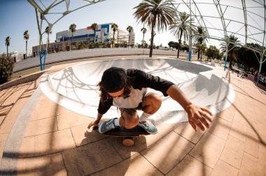 Profesyonel bir binici kaykay pistinde denge tahtasının üzerinde duruyor.