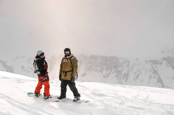 Due sportivi in piedi sulla cima della montagna — Foto Stock