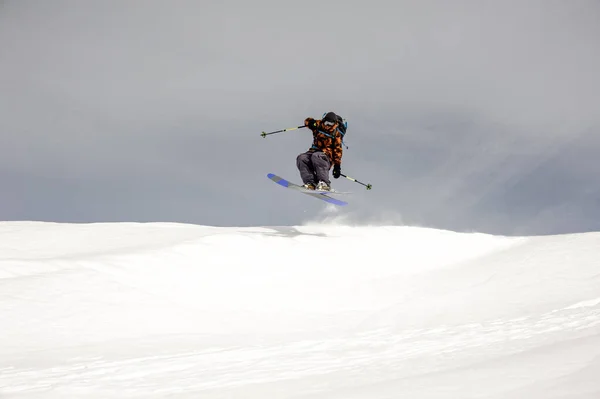 滑雪者滑倒时跳到空中 — 图库照片
