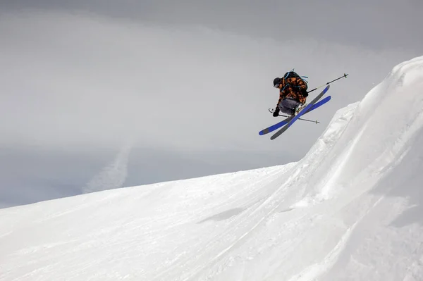 Skier takes off the ground while sliding down — Stockfoto