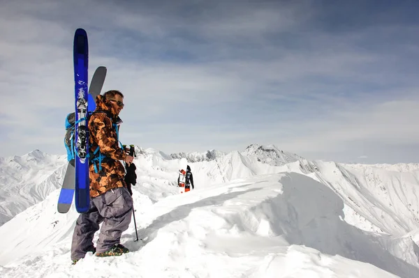 Homem com esqui e outros equipamentos descansa — Fotografia de Stock