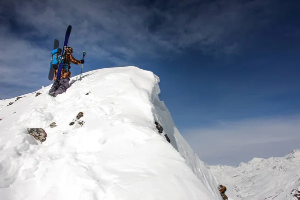 Лыжник стоит на вершине горы — стоковое фото