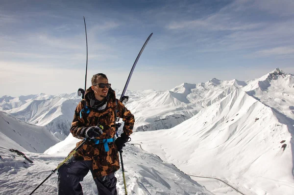 Man poseert met ski en andere apparatuur — Stockfoto