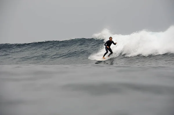 Surfer reitet auf der Welle im Ozean — Stockfoto