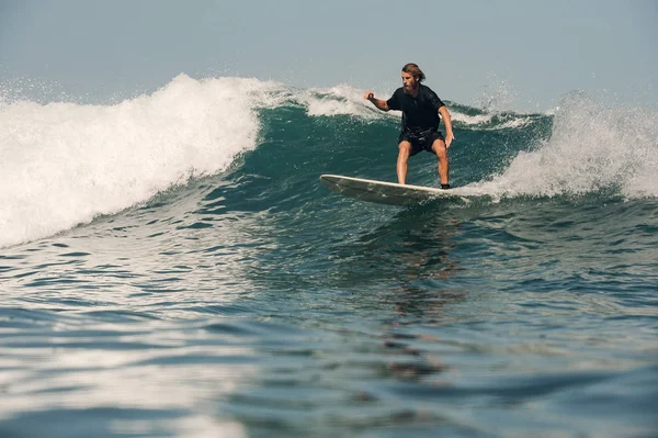 Surfer mit Bart auf dem Brett im Meer — Stockfoto