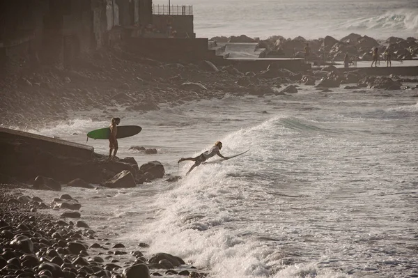 Dos deportistas en la orilla del mar — Foto de Stock