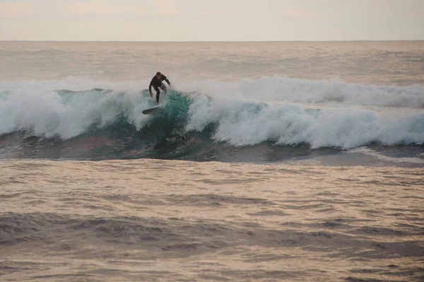 Surfista hombre surf en la parte superior de la ola — Foto de Stock