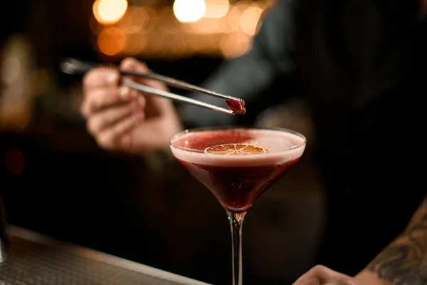 Närbild av bartender lägga blomma i cocktail — Stockfoto