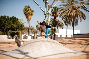 Denge tahtasındaki adam dublörlük yapıyor.