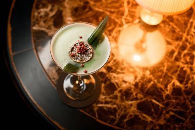 Bir masanın üstünde egzotik alkol kokteylinin yakın çekimi.