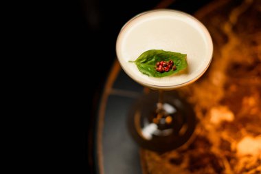 Yaprağın üzerinde böğürtlen olan bir kokteylin yakın çekimi.