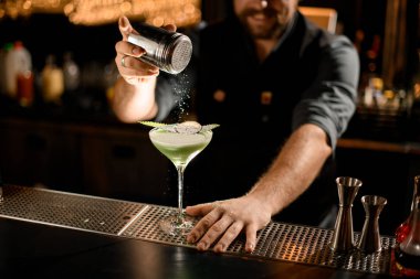 Barmen okaliptüs ve bir dilim limon serpiştirir.