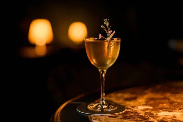 Primer plano de una bebida alcohólica en un fondo oscuro — Foto de Stock
