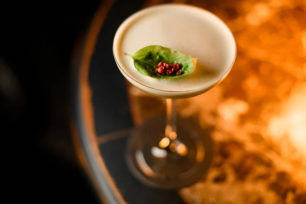 Nahaufnahme eines Cocktails mit Beeren auf einem Blatt — Stockfoto