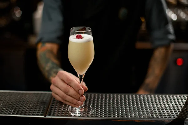 Närbild på bartender Holding cocktail med blomma — Stockfoto