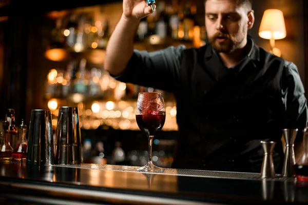 Barman przygotowuje koktajl alkoholowy z kroplomierzem — Zdjęcie stockowe