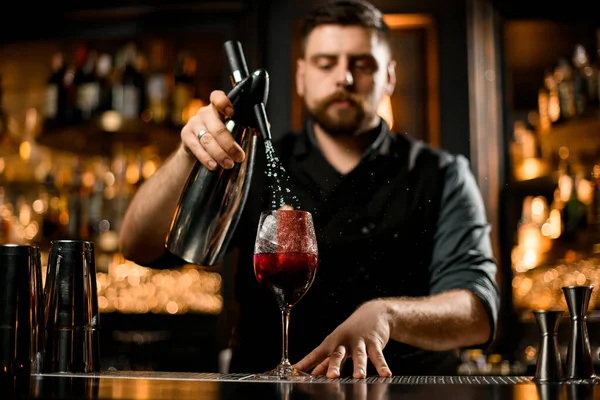 Barman bereidt alcohol cocktail met een pulverizer — Stockfoto