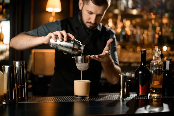 Barman schenkt cocktail met zure mix door zeef — Stockfoto
