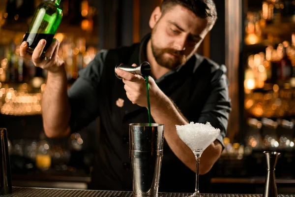 Il barista scorre buon alcol da jigger a shaker — Foto Stock