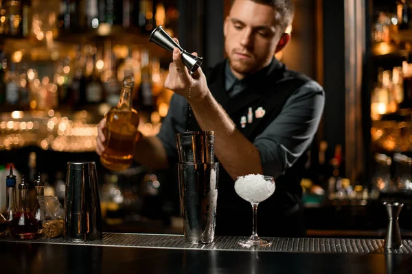 Barman schenkt cognac van jigger naar shaker — Stockfoto