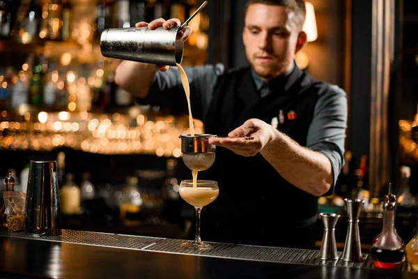 Bartender flödar skakad mix genom sikten — Stockfoto