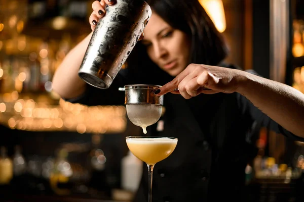Barman prepara bebida de coquetel com uma peneira — Fotografia de Stock