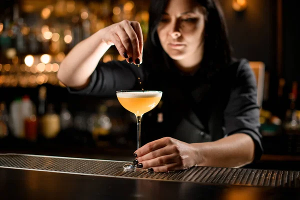 Barkeeper bestreut den sauren Mixcocktail akkurat — Stockfoto