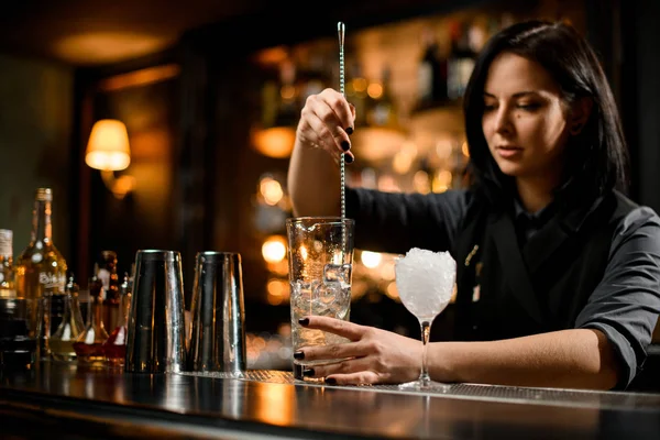 Barman mexendo gelo com uma colher de bar — Fotografia de Stock
