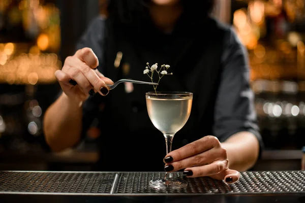 Nahaufnahme von Barkeeper, der kleinen Zweig in Cocktail steckt — Stockfoto