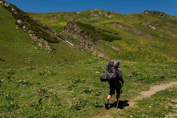 Voyageur suit un chemin dans les collines — Photo
