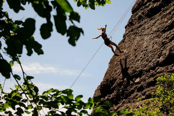 女性登山家が崖から落ち — ストック写真