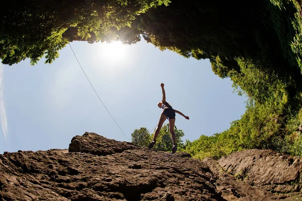 Shot of the female climber from below — Stock fotografie